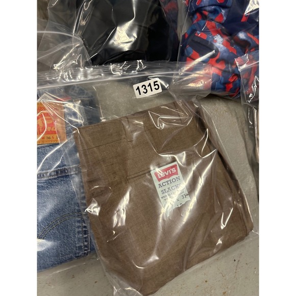 Levi's Action Slacks Wrinkle Resistant Trousers Brown Waist 36 Inseam 32 - Picture 5 of 5